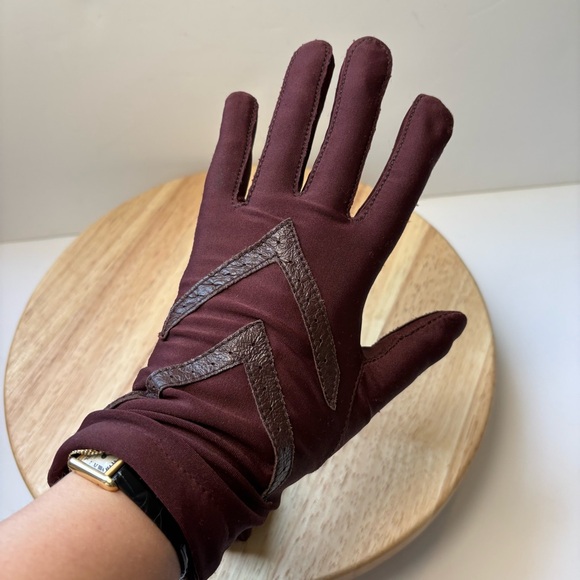 Isotoner Warm-Ups by Aris Women’s Maroon Vintage Lined Gloves - Picture 4 of 5